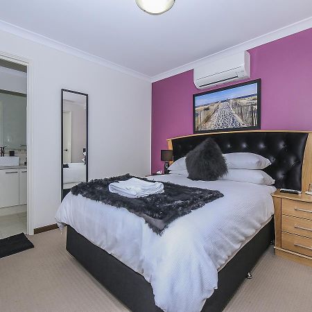 Rose Hotel Clarkson エクステリア 写真